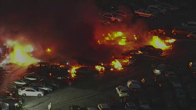 Zeci de mașini care urmau să fie scoase la licitație au ars într-o parcare din SUA. Pagubele sunt uriașe