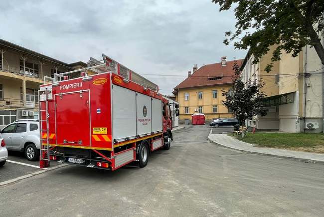 Pompierii au trimis o mașină să păzească Spitalul ”Victor Babeș” din Timișoara de incendii, dar au retras-o a doua zi