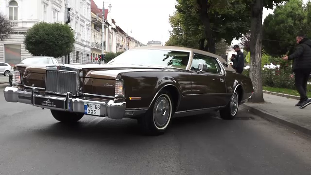 Pasionații de mașini vechi și-au dat întalnire în centrul orașului Târgu Mureș. 60 de automobile retro au făcut senzație