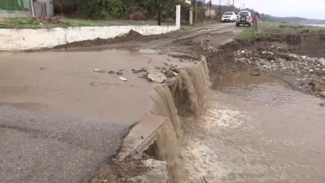 Insula Evia a fost lovită de inundații devastatoare. Puhoaiele au distrus drumuri și au făcut prăpăd în localități