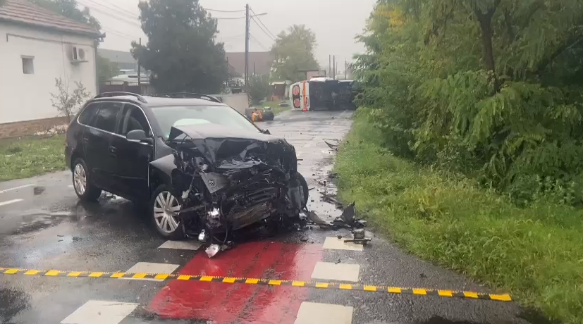 Accident între un microbuz și un autoturism în Arad, cu 23 de persoane implicate. A fost activat Planul Roșu
