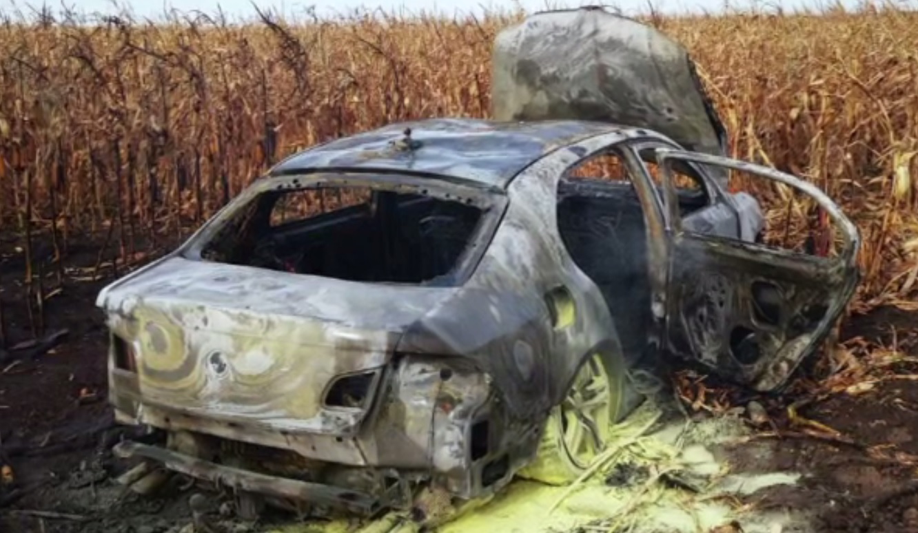Pompierii au intervenit în forță, în Botoșani, după ce un contrabandist și-a incendiat mașina într-un lan de porumb