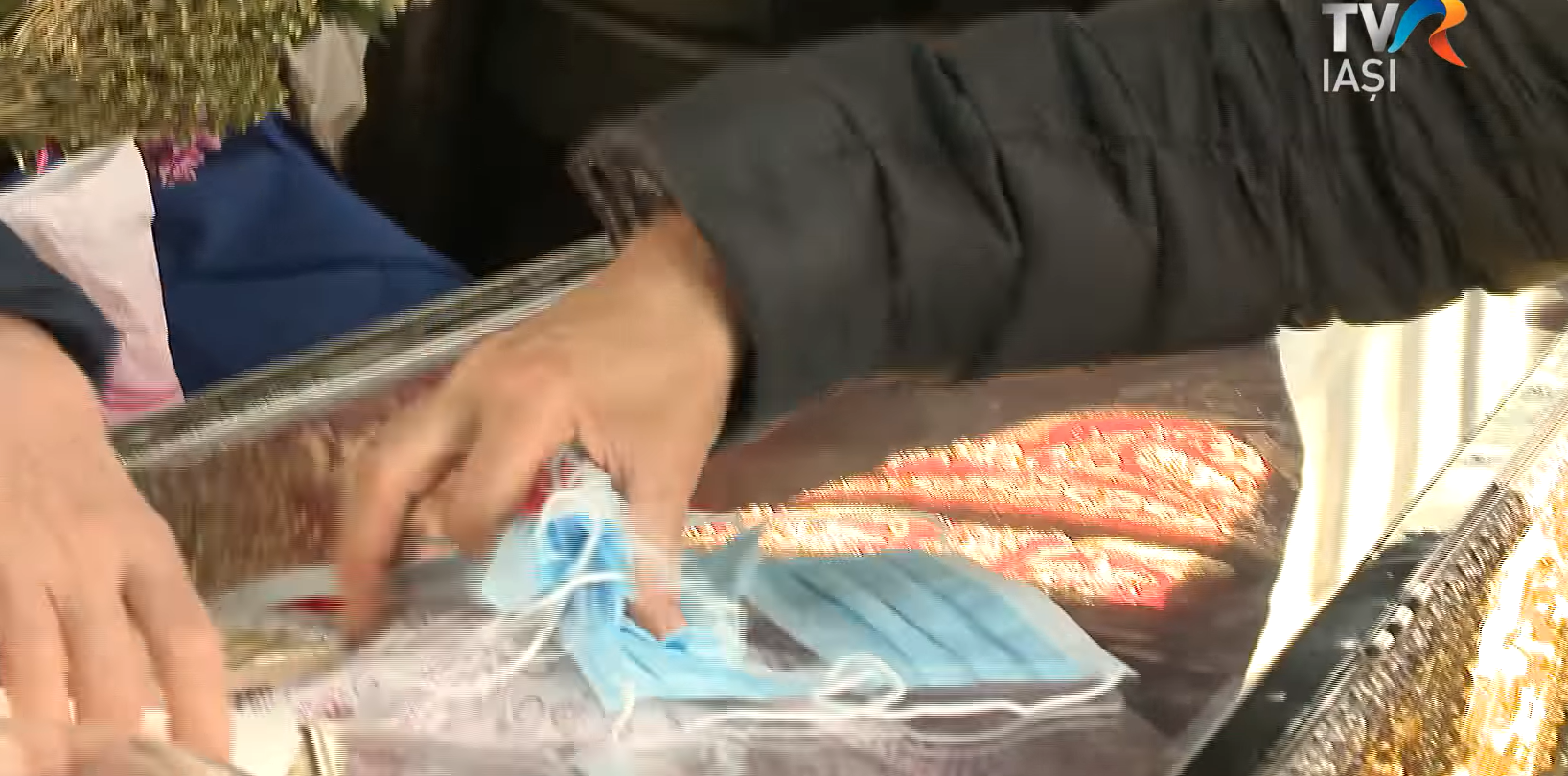 VIDEO. Femeie filmată când atinge un mănunchi de măști de racla Sfintei Parascehva