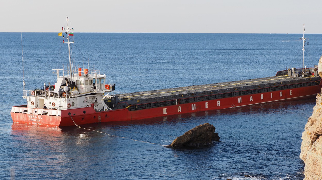 Catastrofă ecologică în Marea Neagră. Nava cargo Vera Su, care are 3.000 de tone de uree la bord, a început să se scufunde