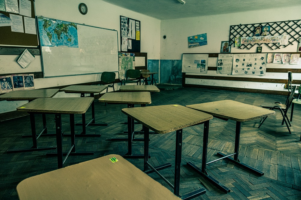 Folosești serviciul “Livrare prin OLX” și contribui la renovarea unei școli din România - Imaginea 5