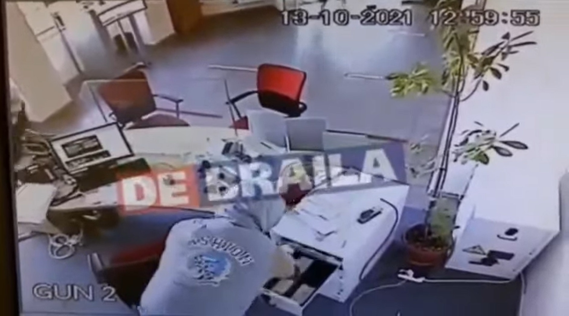 VIDEO. Momentul în care un hoț fură o sumă de bani dintr-o bancă din Brăila