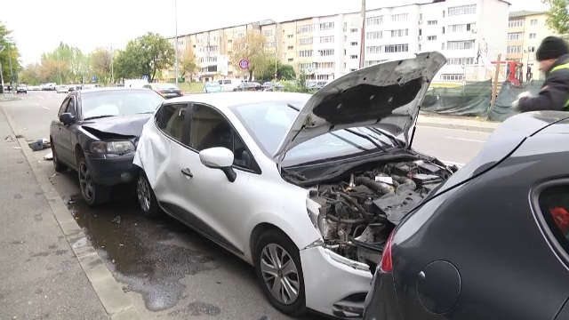 Carambol în Târgoviște. Trei mașini au fost avariate, după un accident produs de un șofer neatent