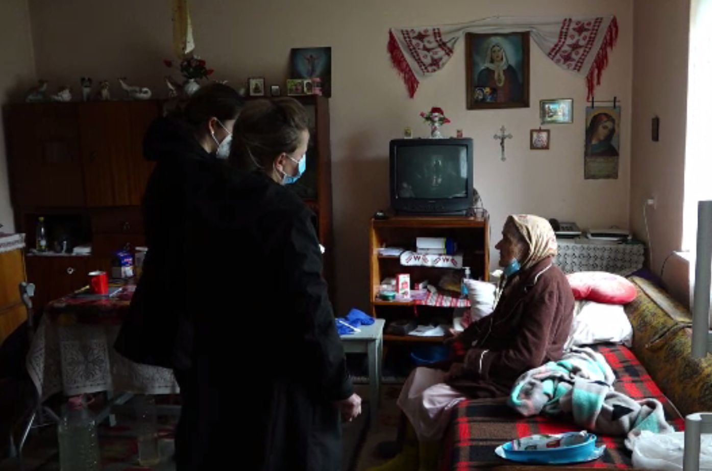 Bătrâni îngrijiți de o asociație din Baia Mare. Le duc alimente, medicamente și le fac curățenie în case