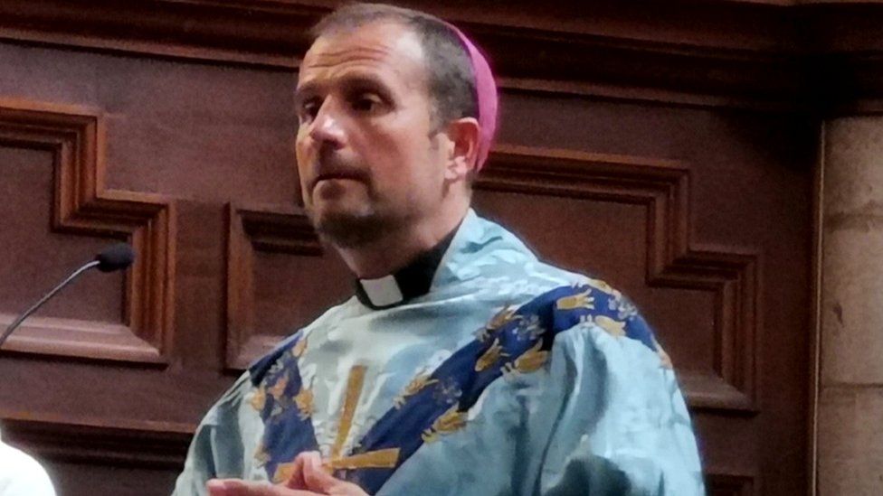 Un fost episcop spaniol se căsătorește cu o scriitoare de cărți despre satanism