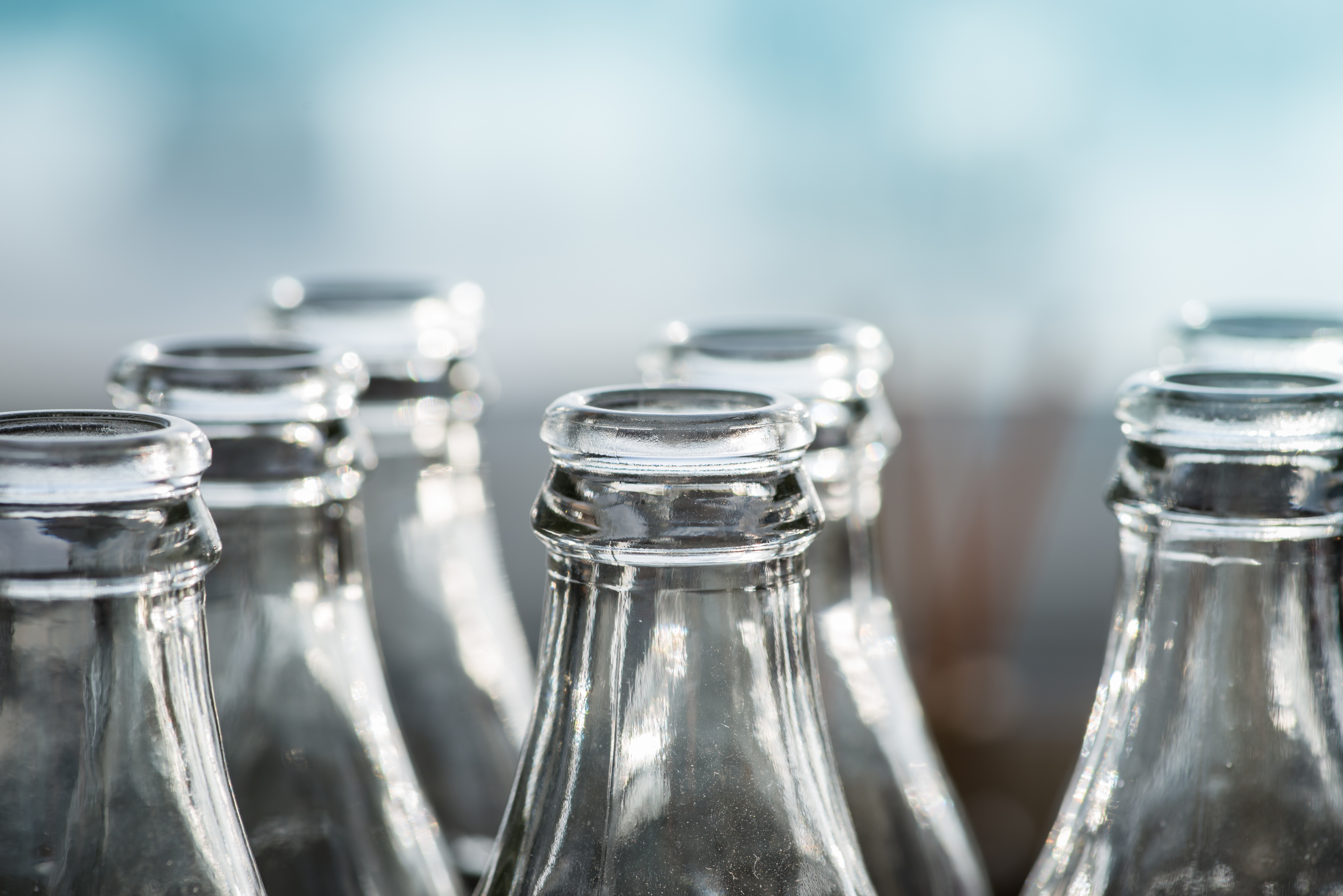 De ce este recomandat să depozităm alimentele și băuturile în recipiente de sticlă, și nu în plastic sau aluminiu