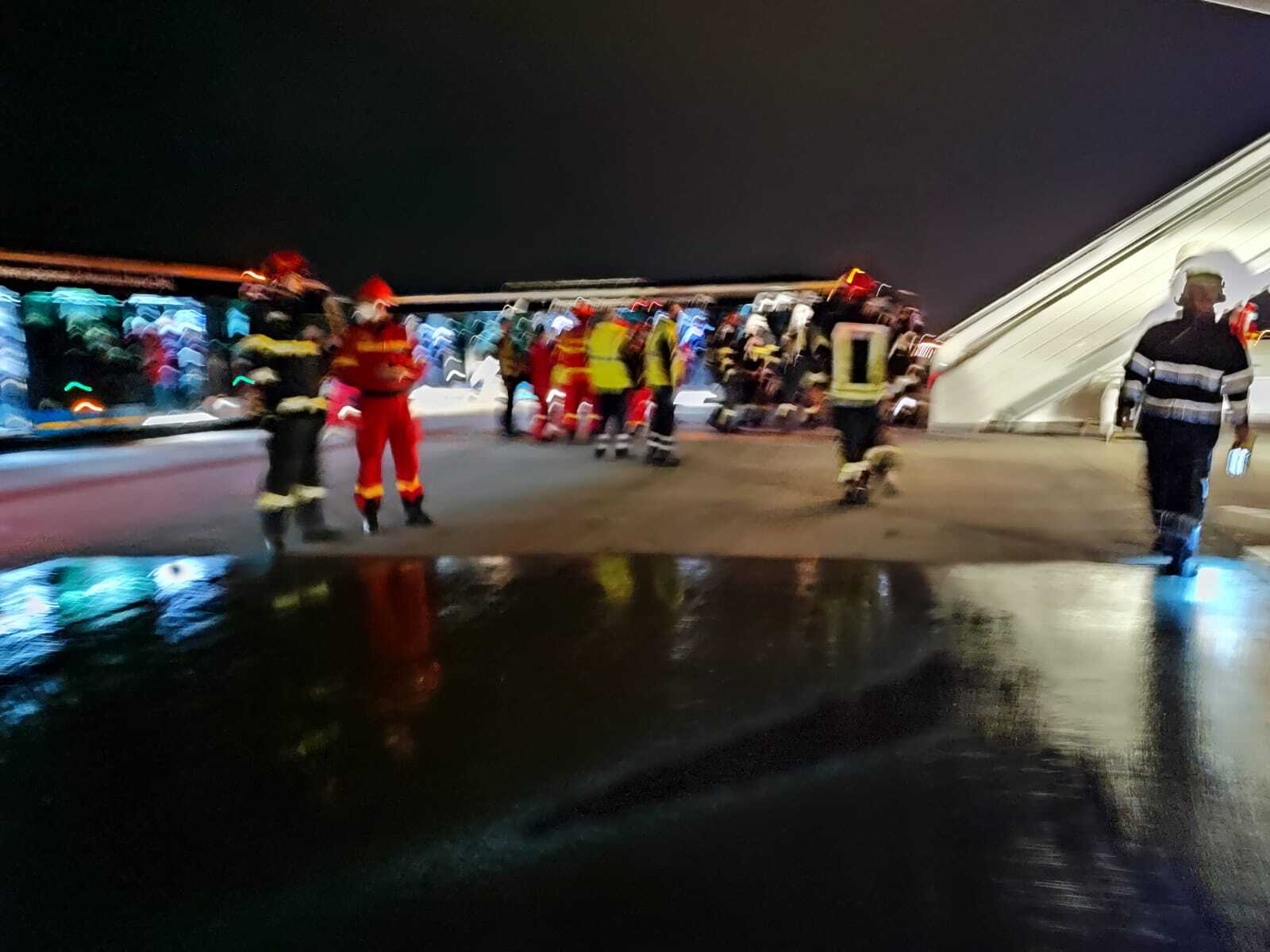 Un avion cu incendiu la trenul de aterizare a aterizat la Cluj-Napoca. Pasagerii au fost evacuați - Imaginea 6