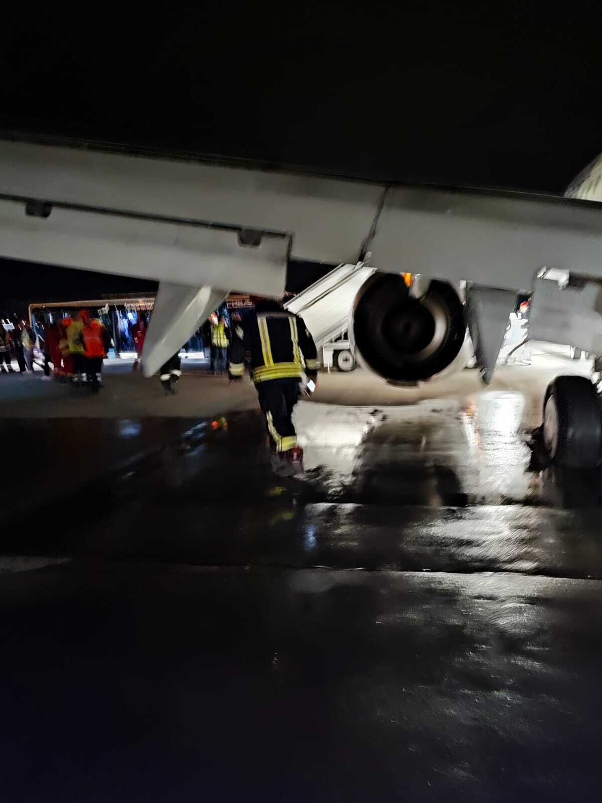 Un avion cu incendiu la trenul de aterizare a aterizat la Cluj-Napoca. Pasagerii au fost evacuați - Imaginea 3