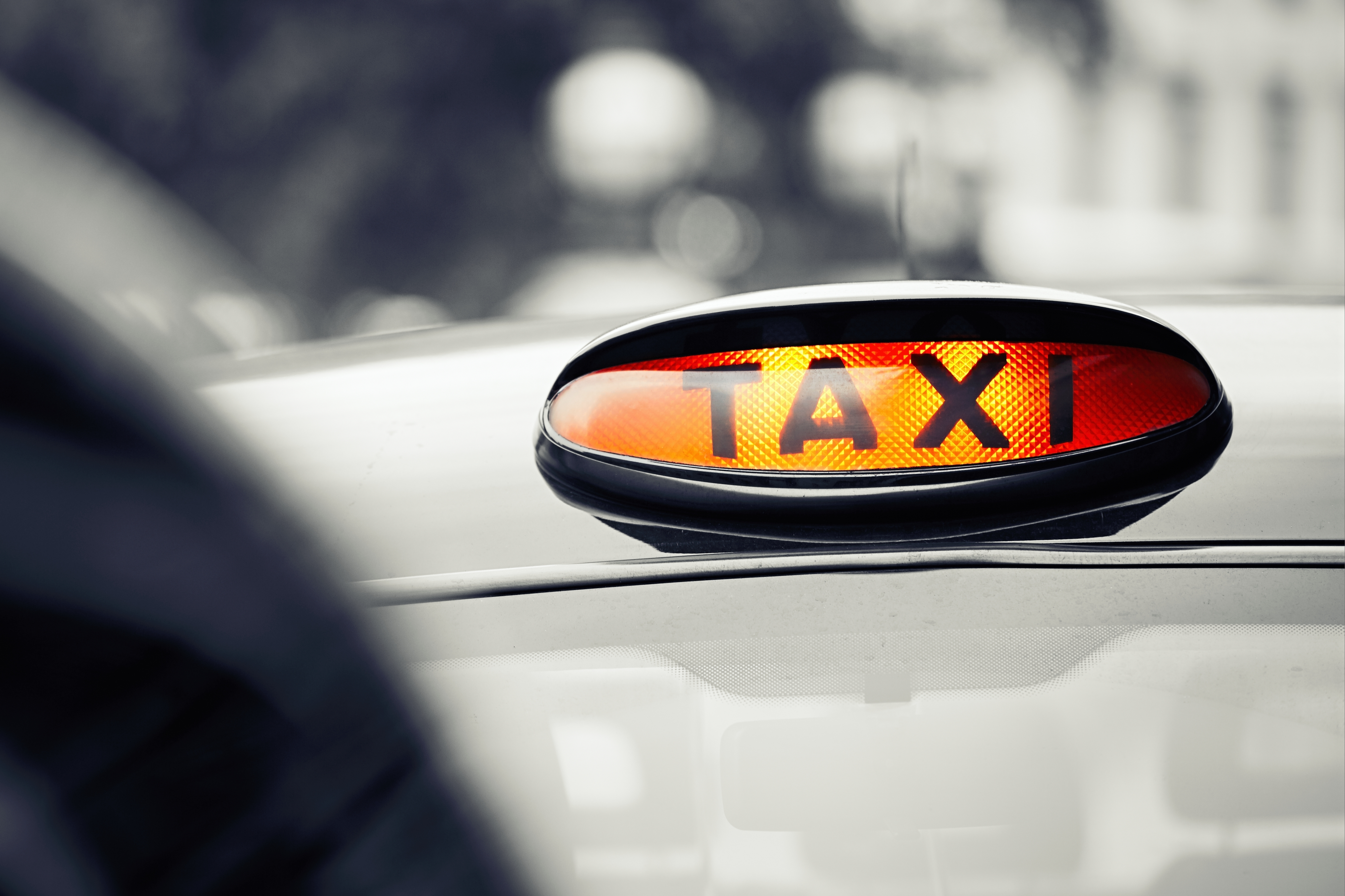 O firmă de taxi din Londra oferă un salariu de pornire de 6.800 de dolari pe lună