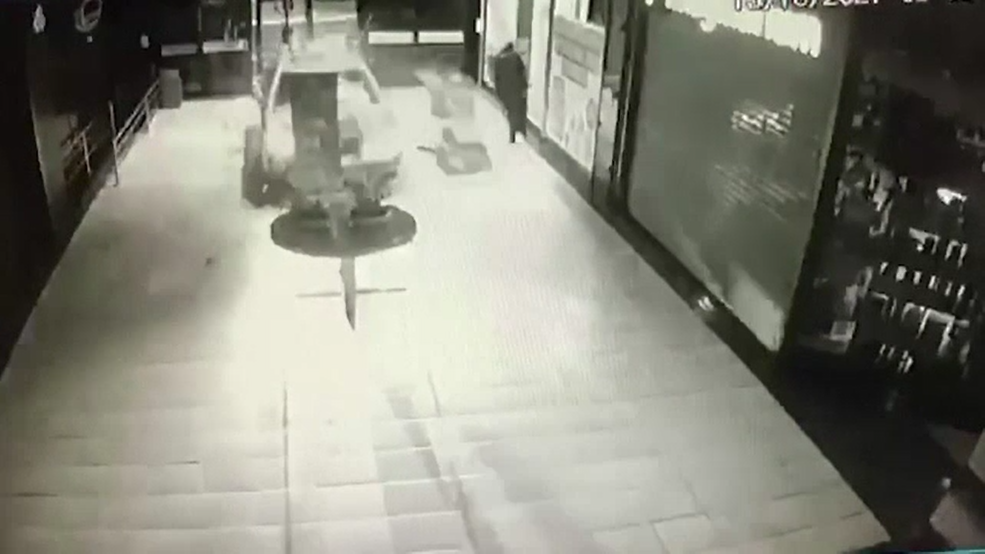 Video. Un șofer din Brazilia a intrat cu mașina în mijlocul unui centru comercial