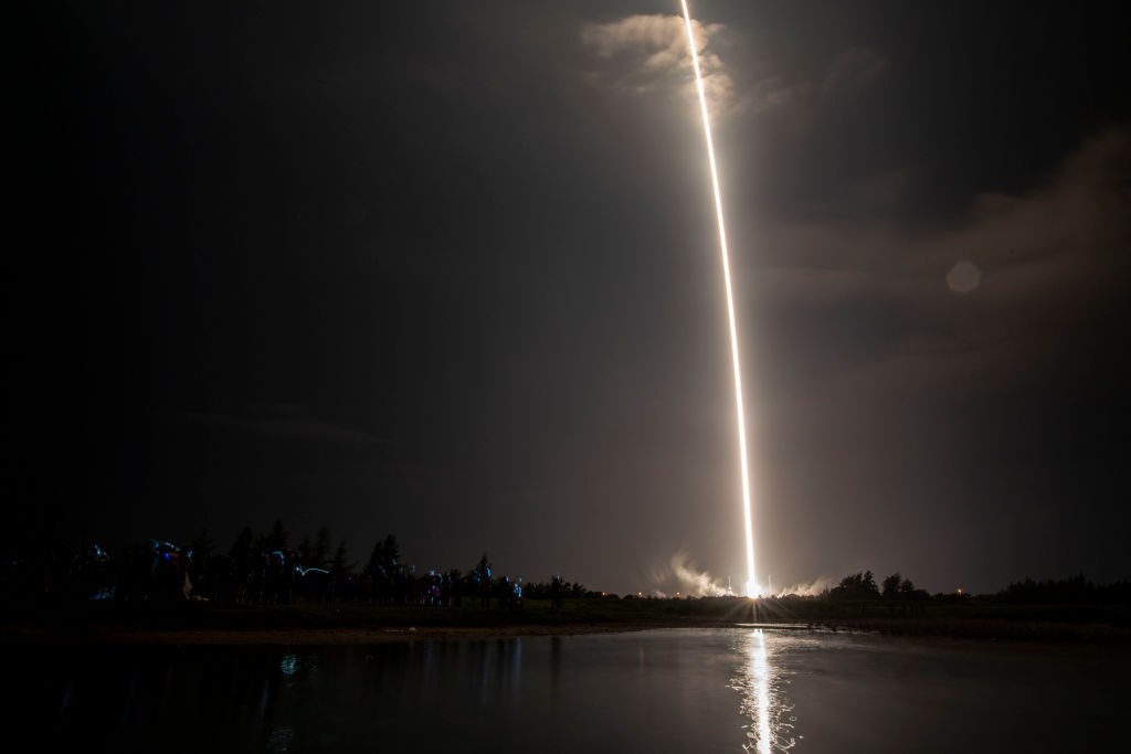 O rachetă SpaceX scăpată de sub control este în curs de coliziune cu Luna