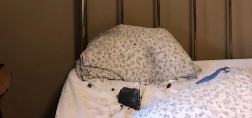 O femeie s-a trezit cu un meteorit în pat. A căzut la câțiva centimetri distanță de capul său
