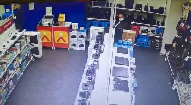 Femeia care a dat foc unui magazin de electronice dintr-un mall din București spune că era nervoasă. Cum a fost prinsă