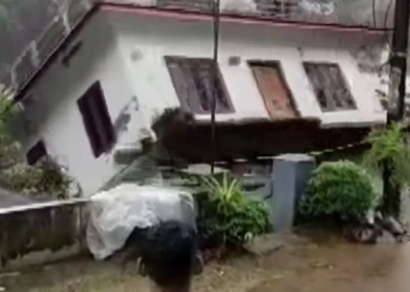Momentul în care o casă este înghițită cu totul de un râu. 26 de oameni au murit, după inundațiile din India. VIDEO