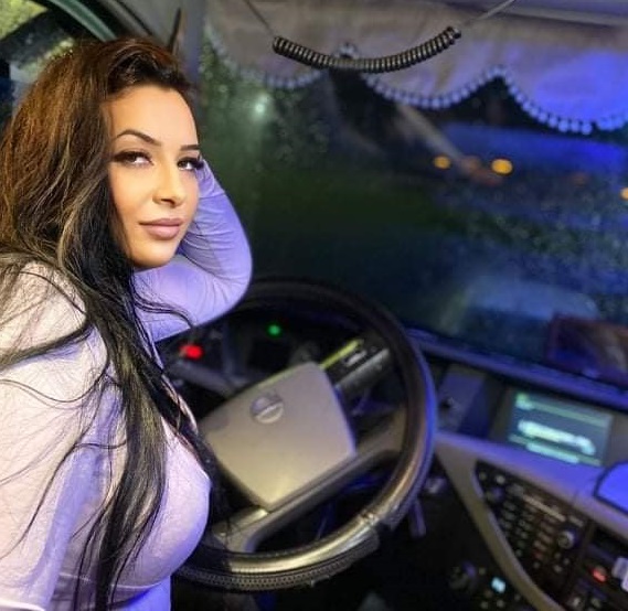 A fost aleasă cea mai frumoasă şoferiţă de TIR din România. Are 27 de ani și este licențiată în Drept - Imaginea 2