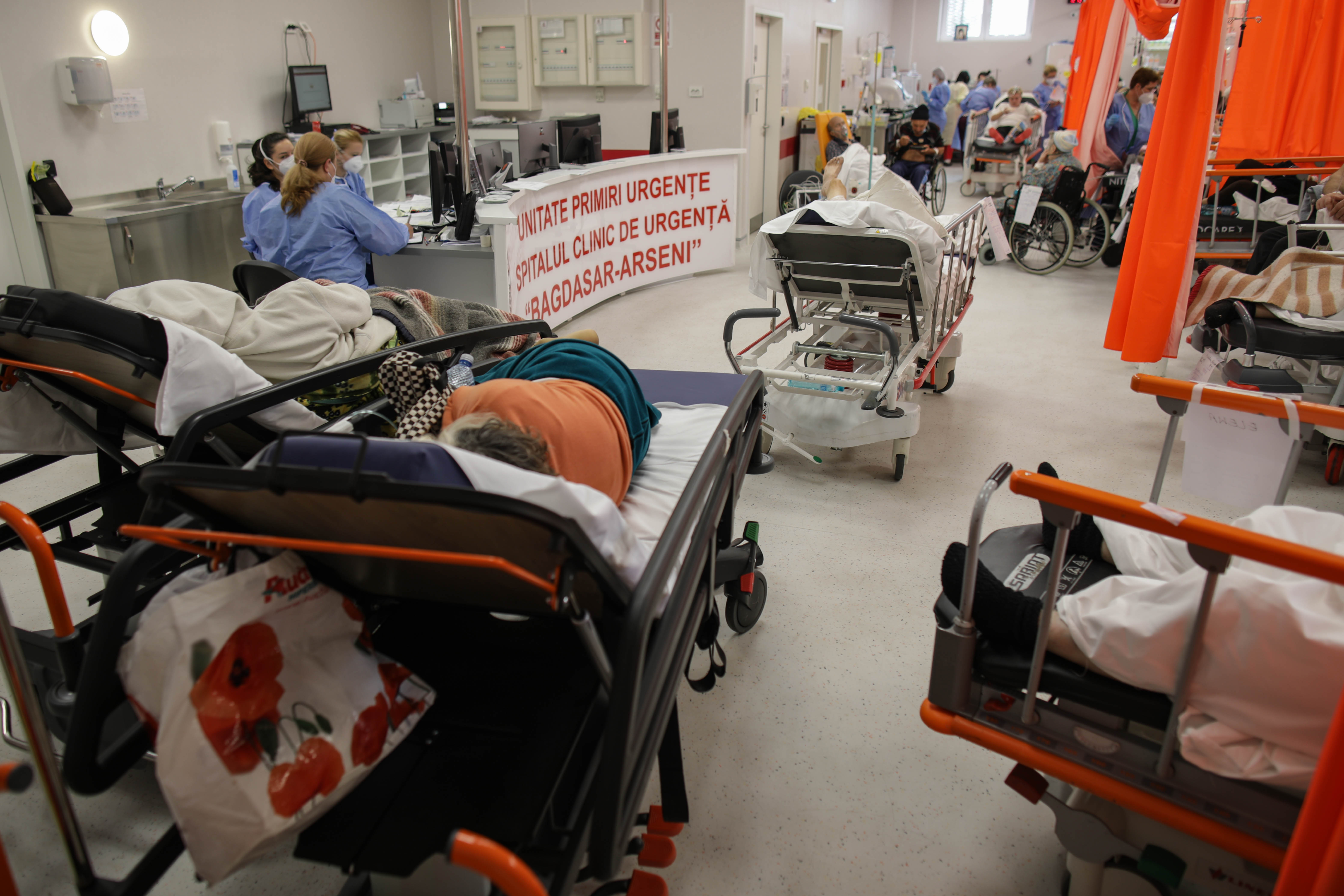 GALERIE FOTO. Unitatea de primiri urgențe de la „Bagdasar Arseni”, sufocată de pacienți infectați cu SARS-Cov-2