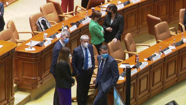 Dacian Cioloș a picat testul în Parlament. Liderii PNL și UDMR reiau negocierile cu USR pentru refacerea coaliției
