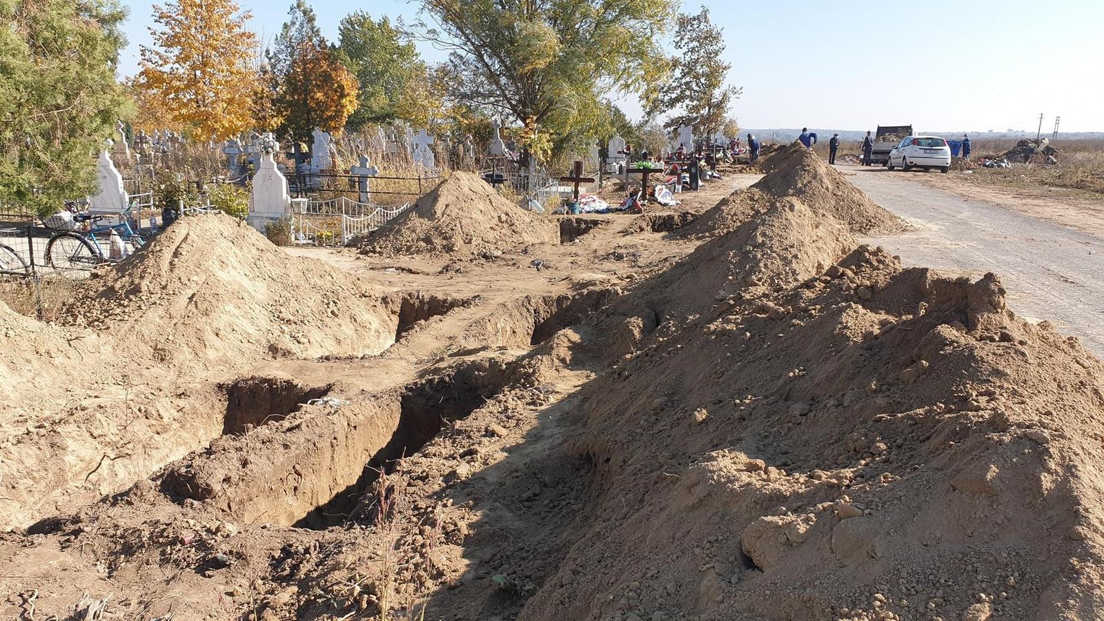 Imagini dramatice din cimitirul orașului Slobozia. Val de înmormântări, gropari depășiți de situație - Imaginea 3