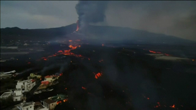 Sute de oameni au fost evacuați pe insula „La Palma”. Un alt șuvoi de lavă s-a revărsat din vulcanul „Cumbre Vieja”