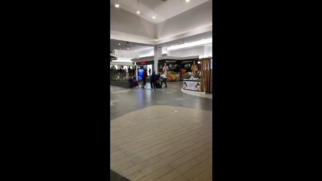 Tineri care refuzau să poarte mască s-au luat la bătaie cu bodyguarzii unui mall din Cluj