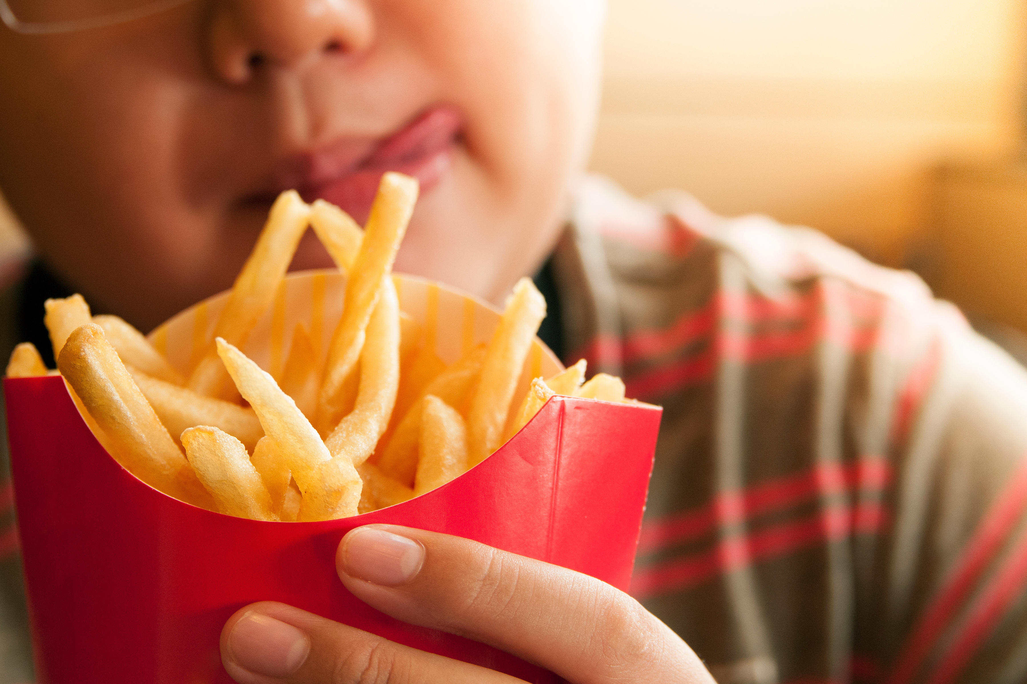 Ce trebuie să faci atunci când copilul tău vrea produse tip fast food? Interdicția nu e o soluție