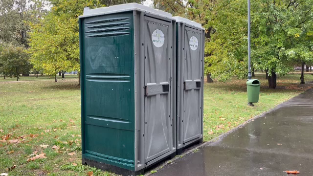 Într-o capitală fără toalete mobile, Primăria Generală a devenit WC public. ”Riscăm ca Bucureștiul să devină o hazna”
