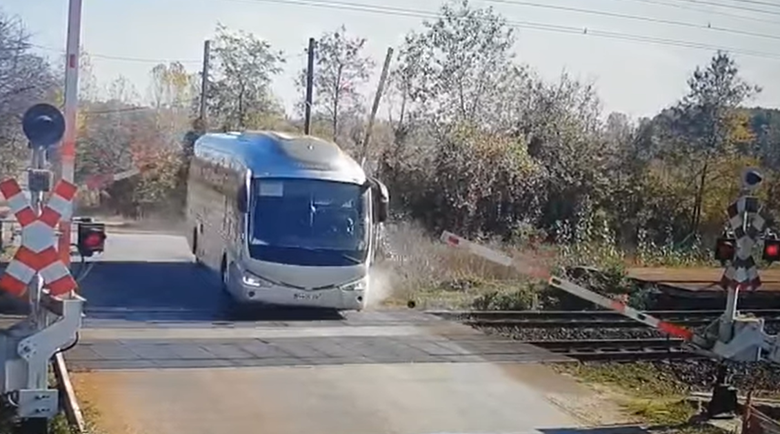 Inconștiență maximă. Momentul în care un șofer de autocar spulberă barierele la o trecere cu calea ferată din Prahova