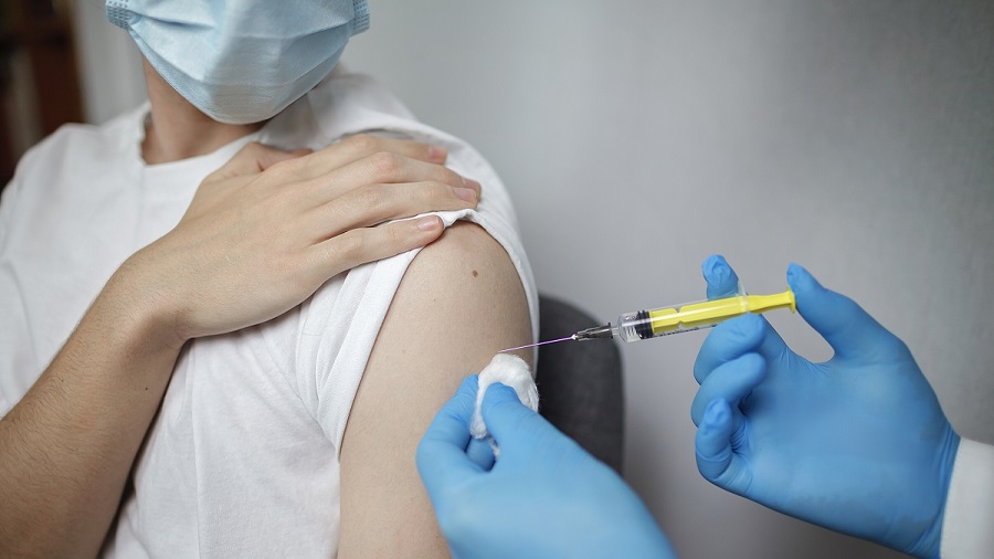 Avertismentul medicilor neurologi: Cine nu își face vaccinul anti-Covid-19 de teama trombozelor comite o greșeală