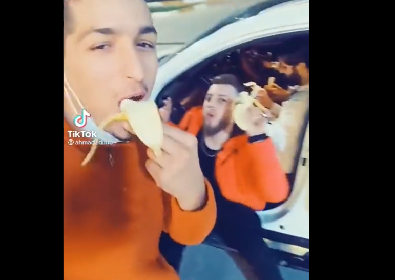 Mai mulți sirieni s-au filmat în timp ce mâncau banane și au postat videoclipul pe internet. Acum vor fi expulzați din Turcia