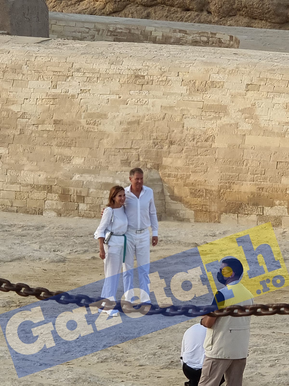 Klaus Iohannis și soția sa, în vizită la piramide în Egipt. FOTO