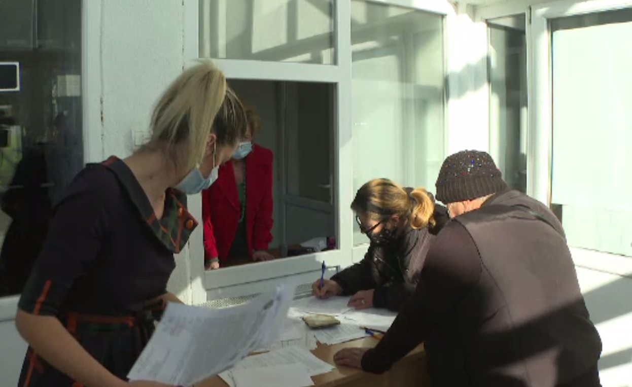 Persoanele nevaccinate din Târgu Jiu au la dispoziție un ghișeu special amenajat pentru eliberarea de documente