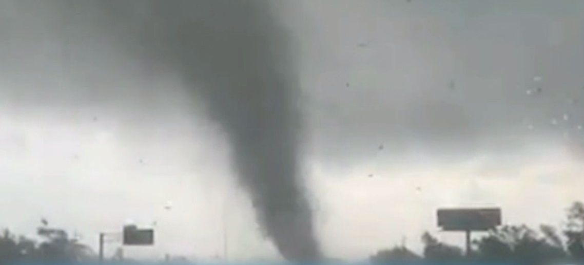 A început sezonul tornadelor în SUA. Imagini spectaculoase surprinse în Texas