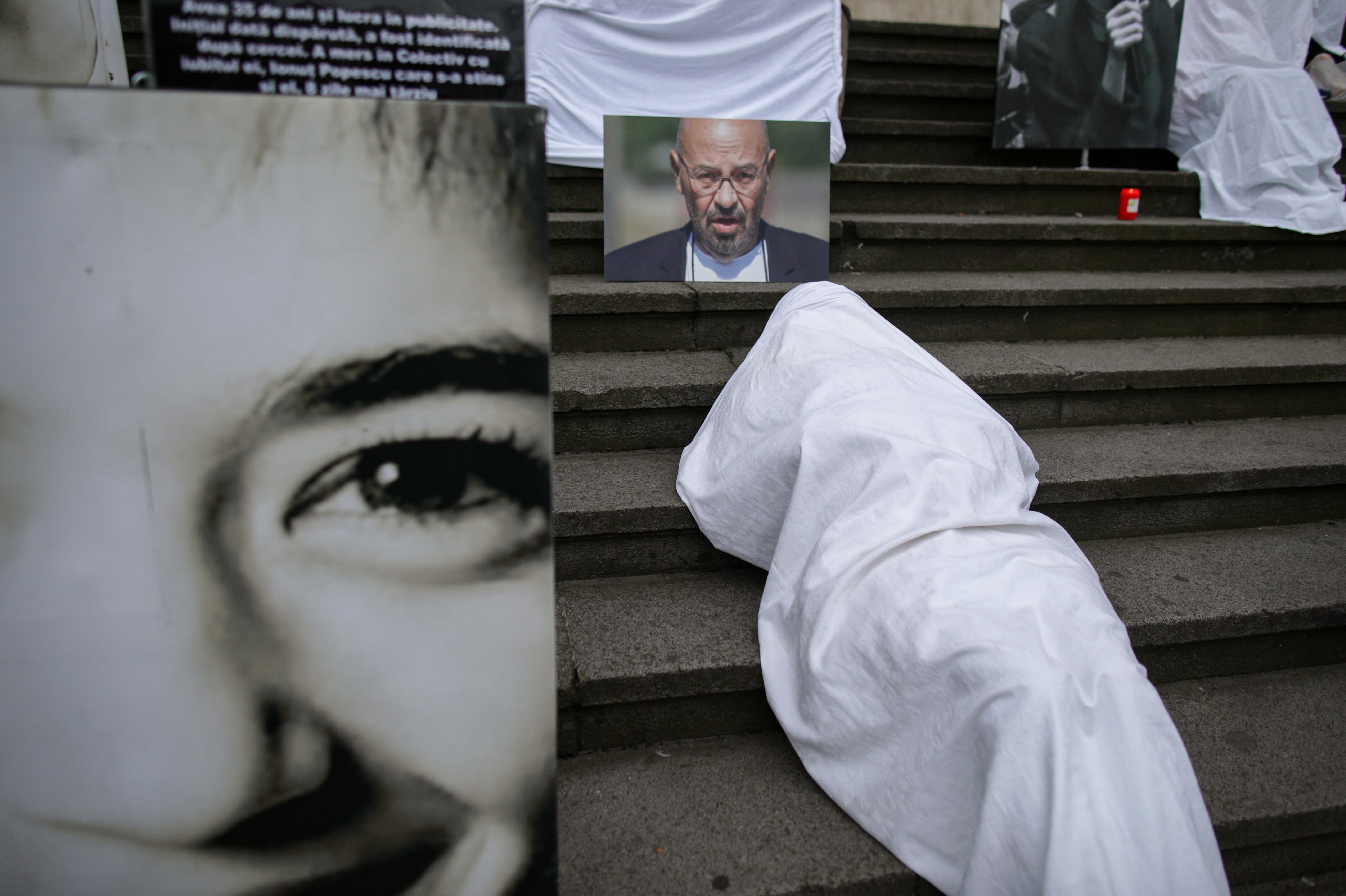 Protest față de tergiversarea cazului Colectiv: Oameni acoperiţi cu bucăţi de pânză albă. GALERIE FOTO și VIDEO