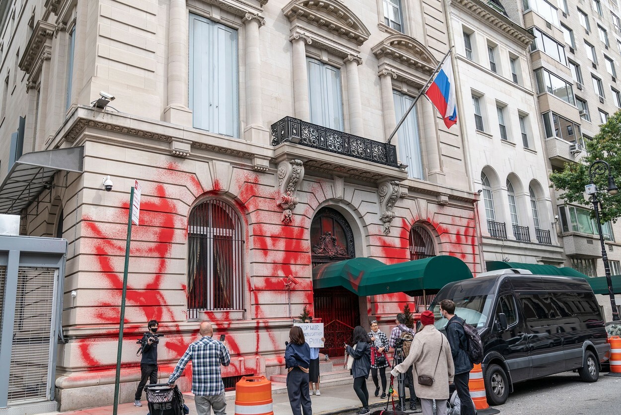 Ce s-a întâmplat la Consulatul Rusiei din New York, după anexarea rusă a patru regiuni din Ucraina. VIDEO ȘI GALERIE FOTO - Imaginea 7