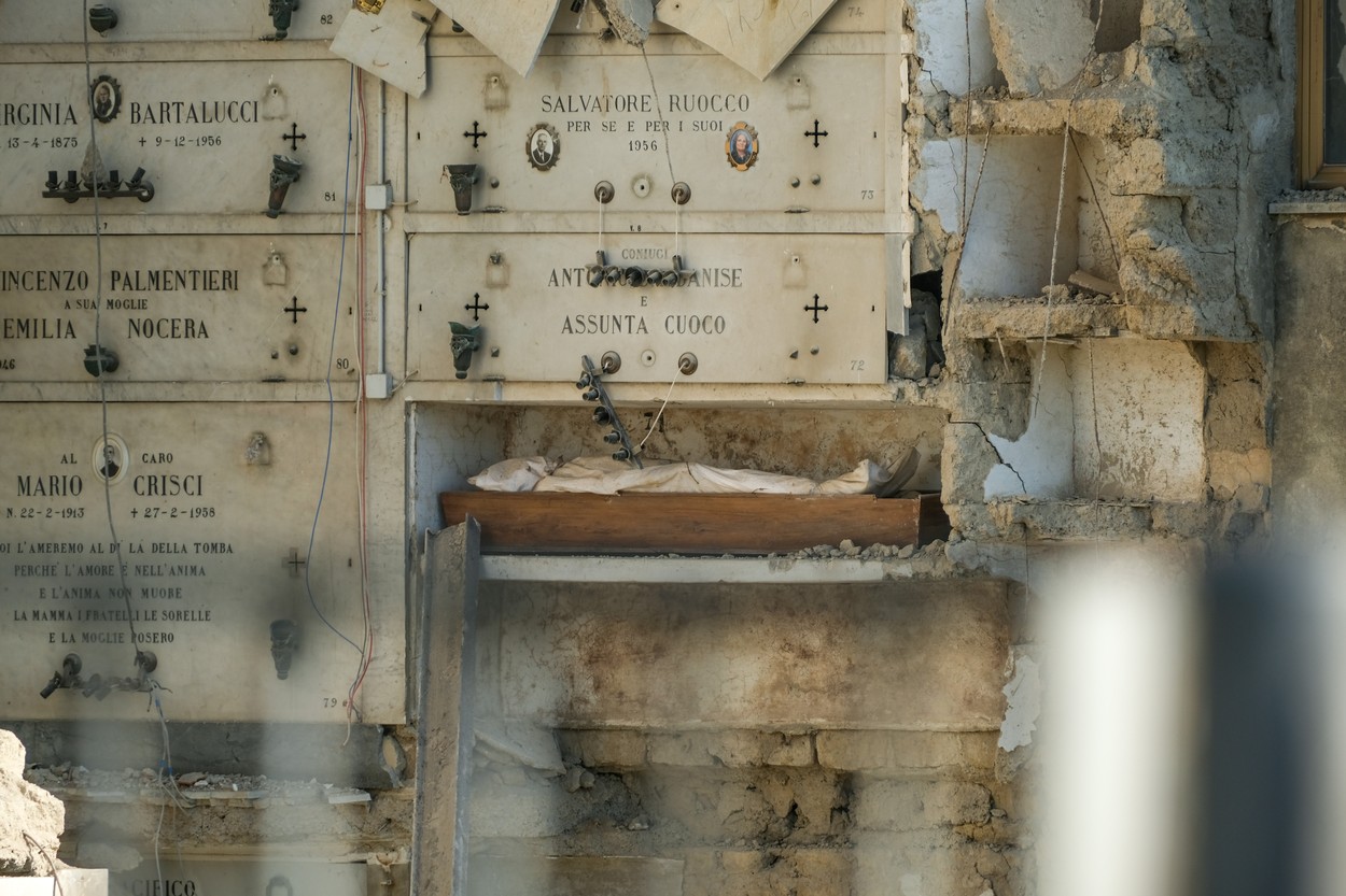 Decine di bare sospese in aria dopo il crollo di un edificio al cimitero italiano |  GALLERIA FOTOGRAFICA - Immagine 3