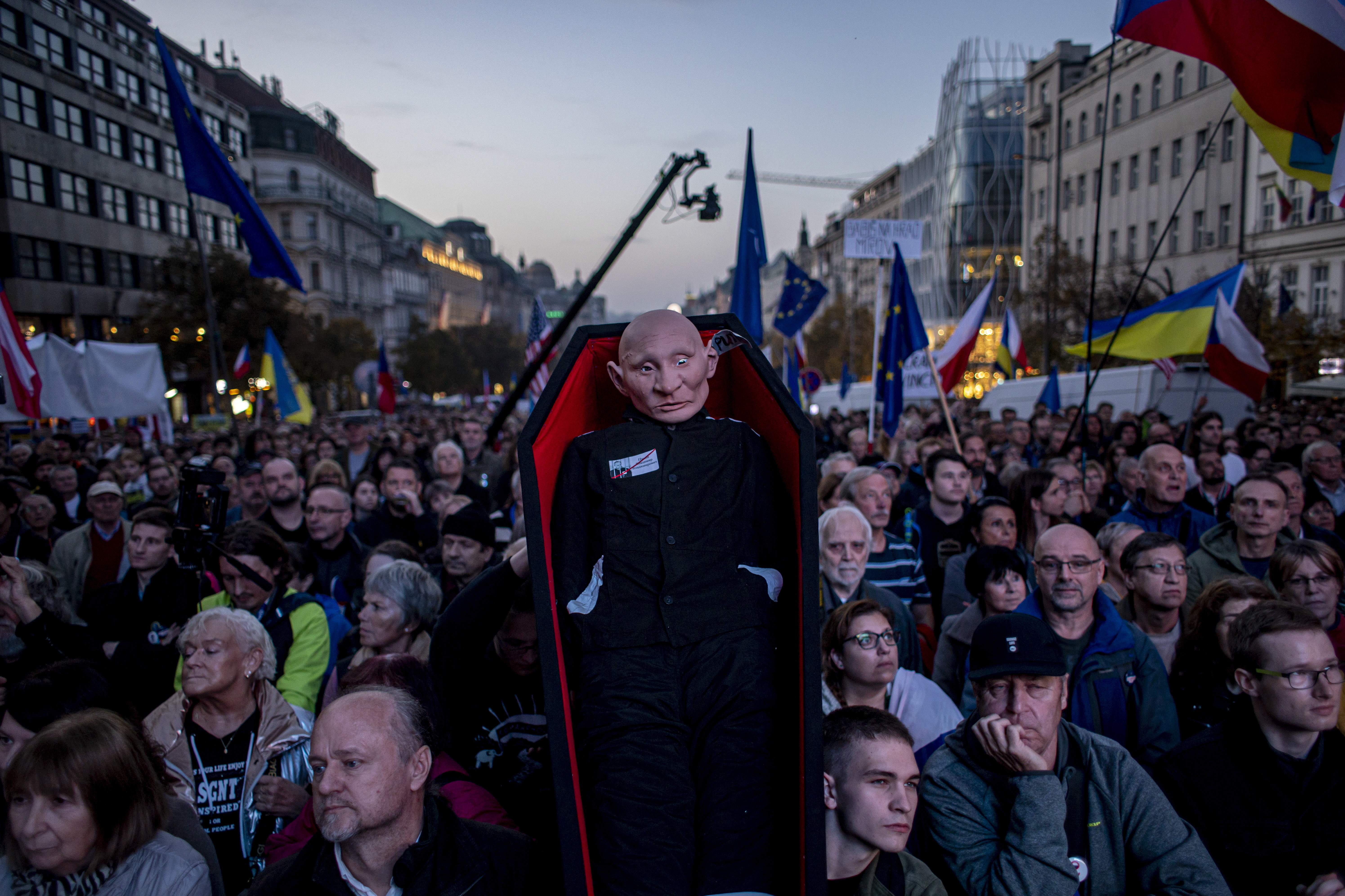 Manifestaţie pro-Ucraina cu zeci de mii de oameni, la Praga. Ce mesaj le-a transmis demonstranților soția lui Zelenski. VIDEO - Imaginea 2