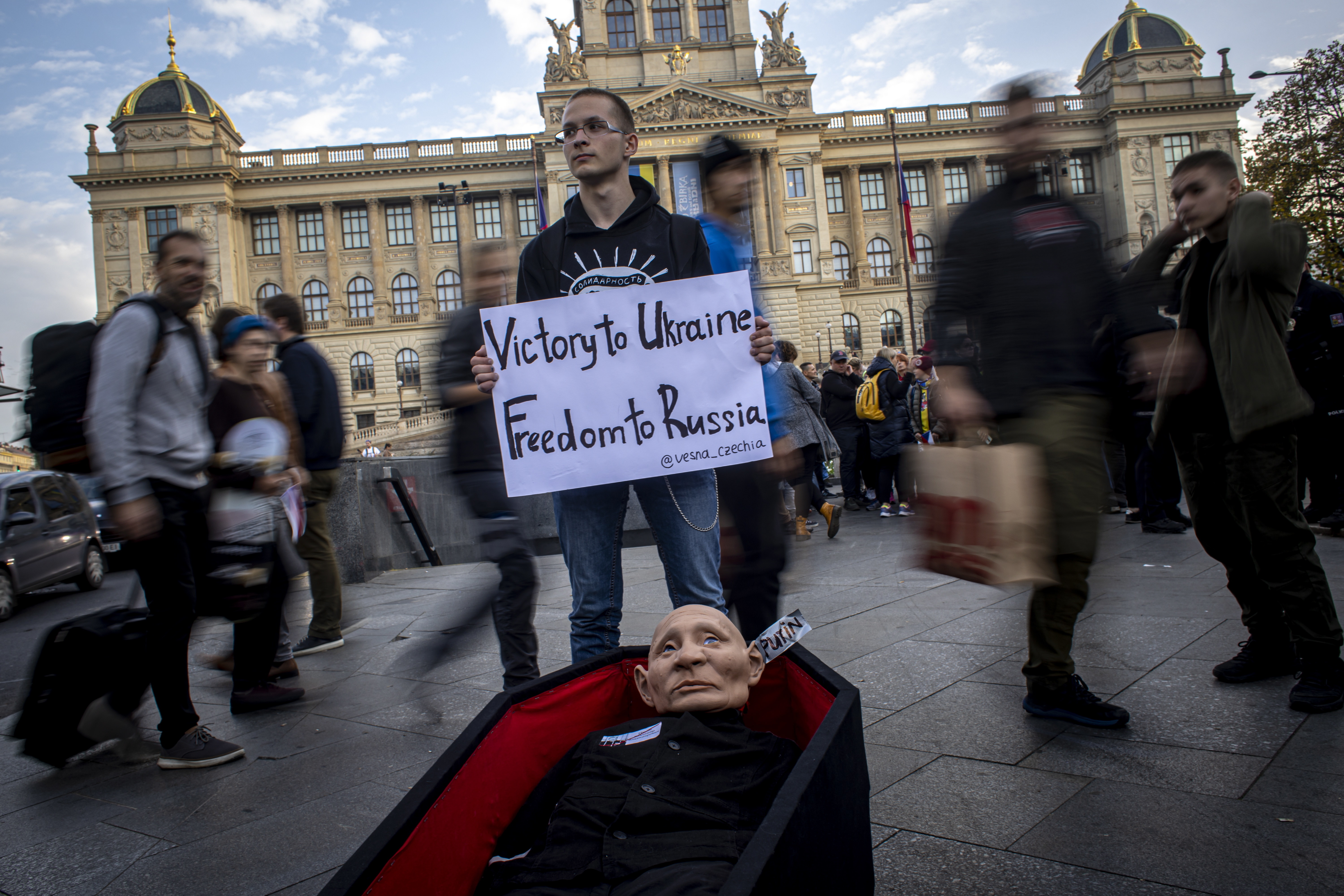 Manifestaţie pro-Ucraina cu zeci de mii de oameni, la Praga. Ce mesaj le-a transmis demonstranților soția lui Zelenski. VIDEO - Imaginea 3