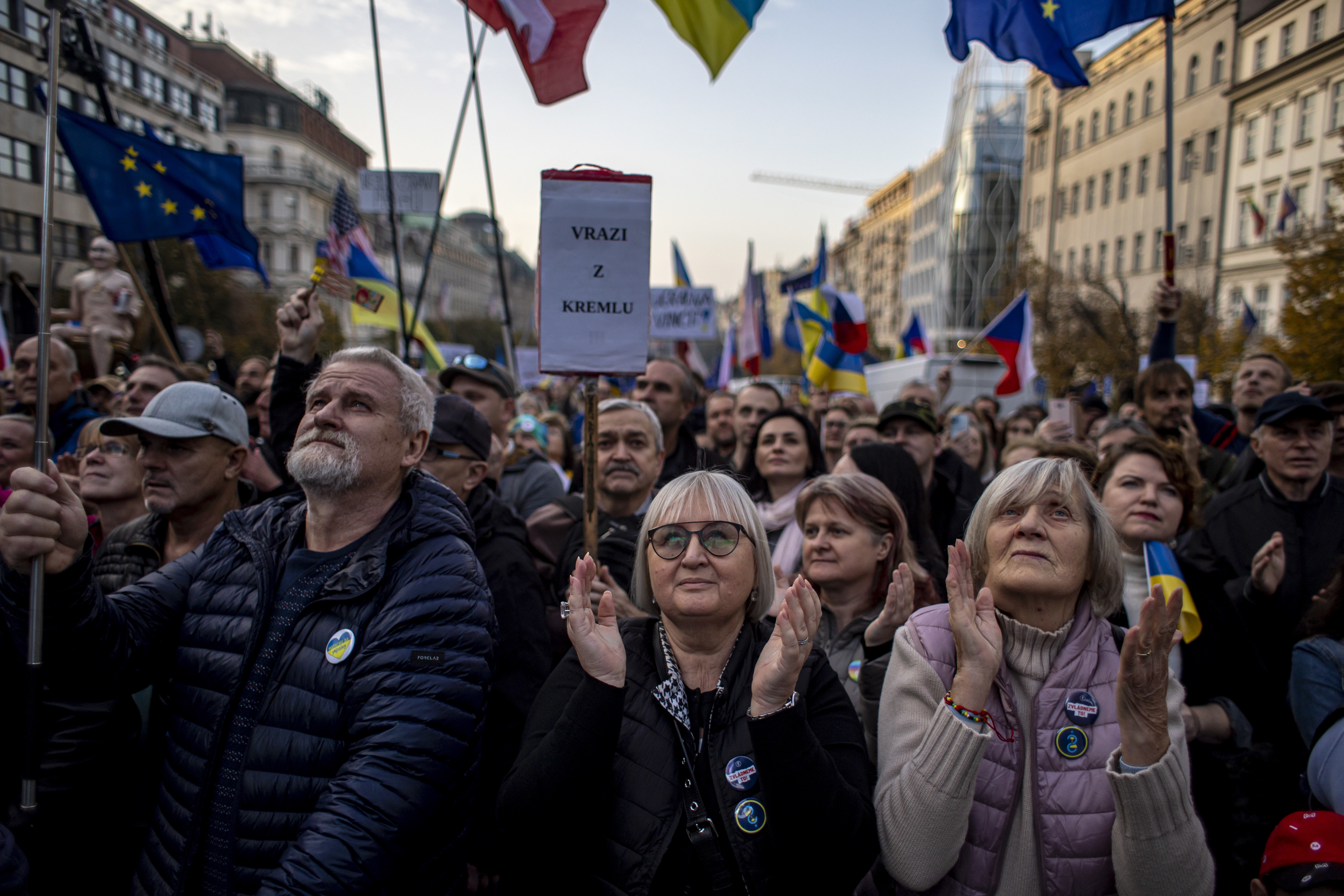 Manifestaţie pro-Ucraina cu zeci de mii de oameni, la Praga. Ce mesaj le-a transmis demonstranților soția lui Zelenski. VIDEO - Imaginea 8