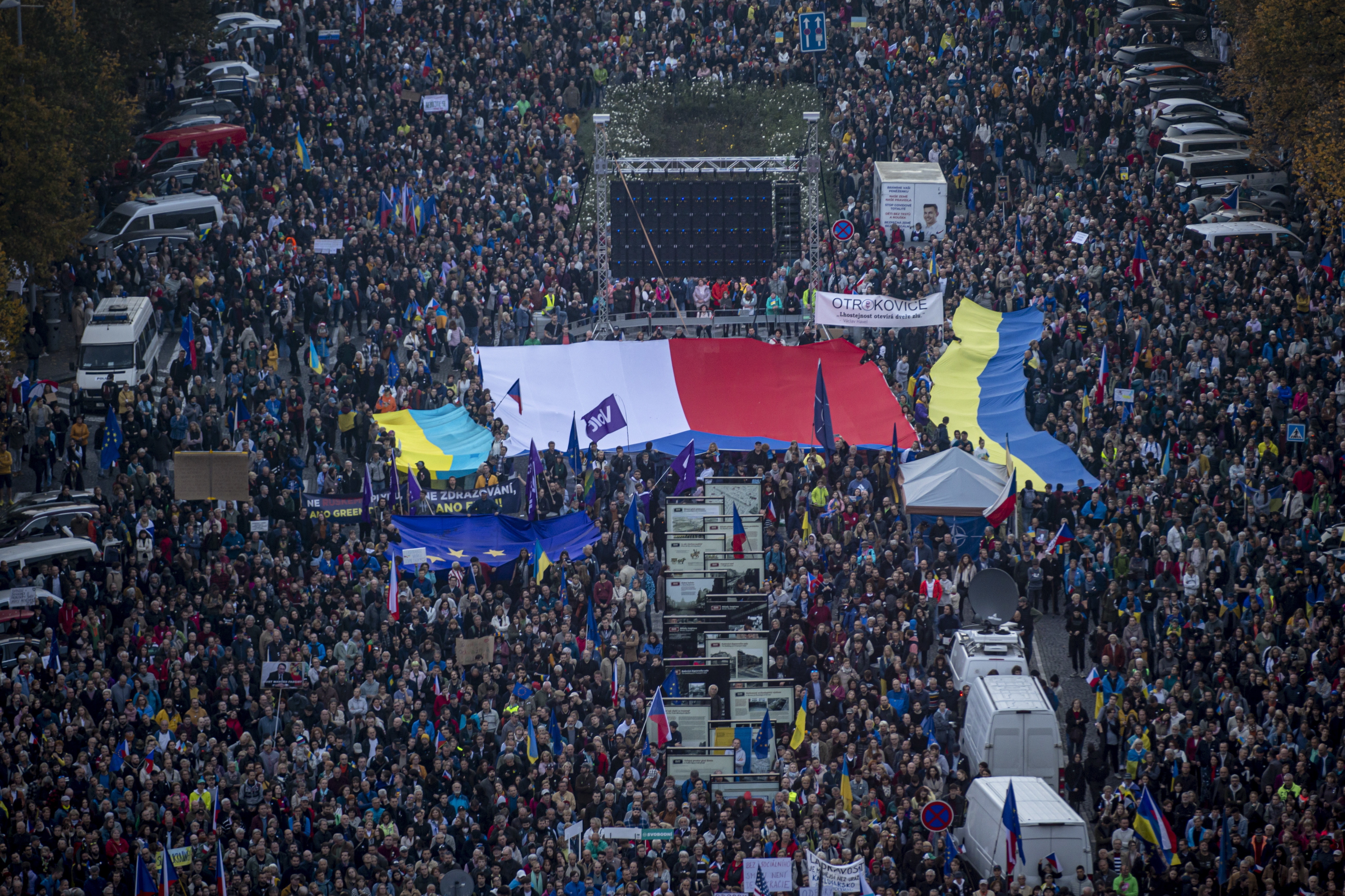 Manifestaţie pro-Ucraina cu zeci de mii de oameni, la Praga. Ce mesaj le-a transmis demonstranților soția lui Zelenski. VIDEO - Imaginea 10