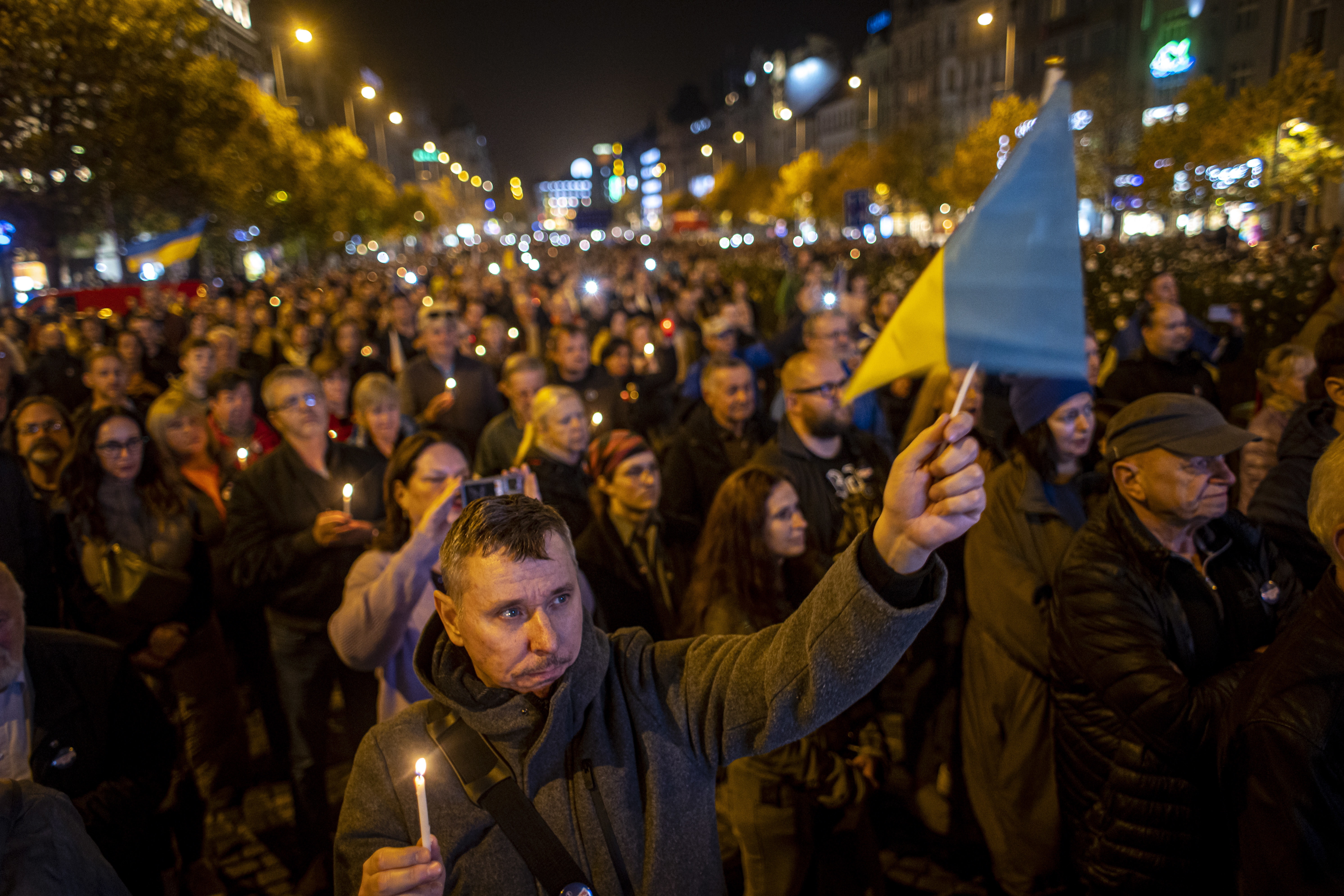 Manifestaţie pro-Ucraina cu zeci de mii de oameni, la Praga. Ce mesaj le-a transmis demonstranților soția lui Zelenski. VIDEO - Imaginea 11