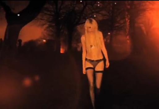 La 17 ani, Taylor Momsen face striptease in fata camerelor de filmat