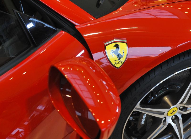 Ferrari de peste 100.000 de euro, incendiat dupa cheful de la Costesti al celor mai bogati tigani