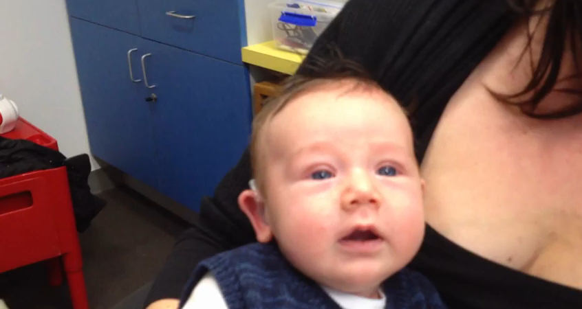 Reactia unui bebelus nascut surd in momentul in care aude pentru prima data vocea mamei lui. VIDEO