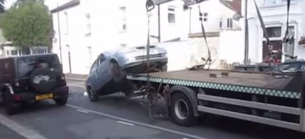 VIDEO Londra: Cum isi recupereaza un sofer masina ridicata pentru parcare ilegala: 