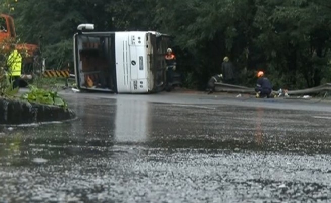 FILMUL accidentului din Bulgaria. Ipotezele politiei locale dupa ce un autocar cu 25 de romani a cazut intr-o râpă - Imaginea 3