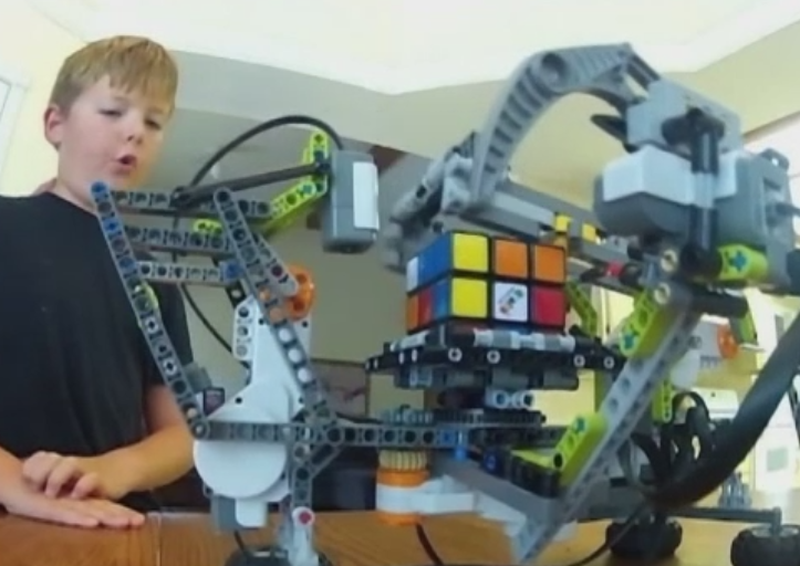 La doar 9 ani, un pusti din Missouri a construit un robot care sa rezolve cubul Rubik. Ce componente a folosit
